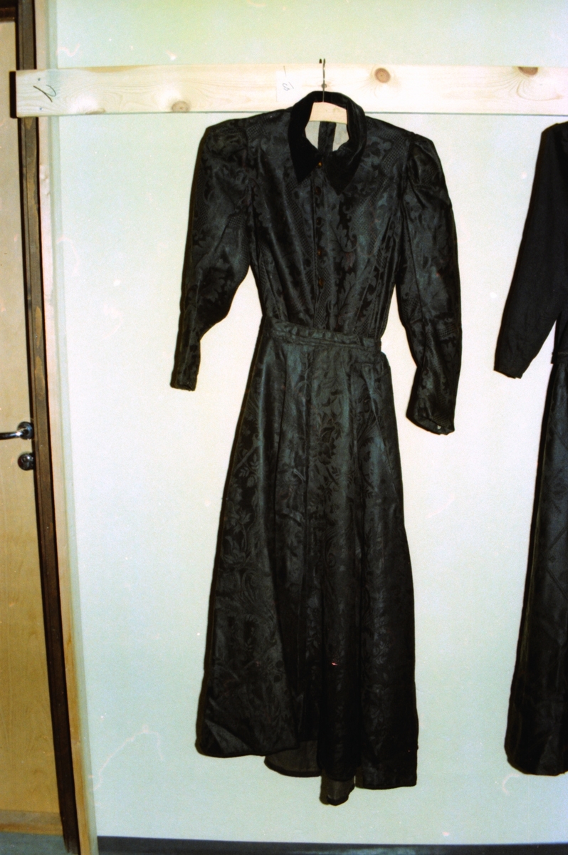 En kjole i svart damask med fløyelkrage (Kalmarkjole?) fra Signe Strømme, Uri. Motiv tatt ved ei tekstilutstilling i Valldal.