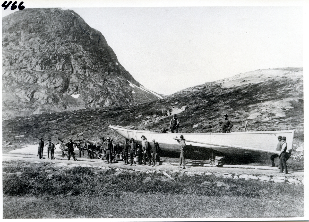 Frakting av båten "Tyin" til Bygdin i juni 1905.