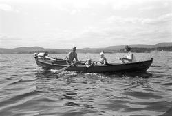 Erik Damman, reklamekonsulent fra Oslo, ferierer i båt med f
