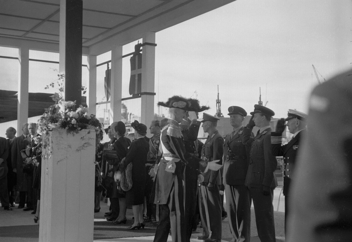Kong Frederik og Dronning Ingrid på offisielt besøk i Norge.  Her hilser kong Frederik på offiserer fra forskjellige våpengrener. Kong Haakon og Kong Frederik bærer begge snutehatt.