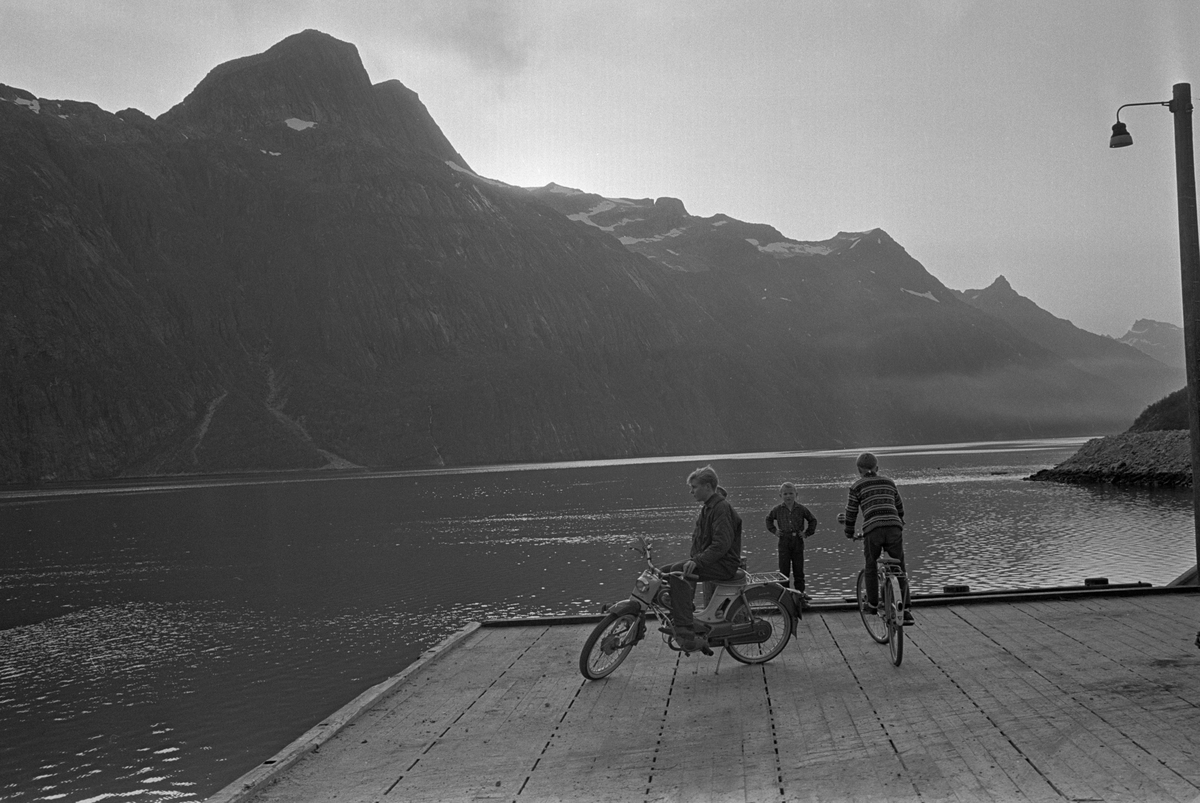 John Fairclough er tilbake i Glomfjord etter 23 år. Han var en av 12 kommandosoldater som overlevde Glomfjord-raidet i 1942. Her  er tre unge gutter på en brygge i Glomfjord.