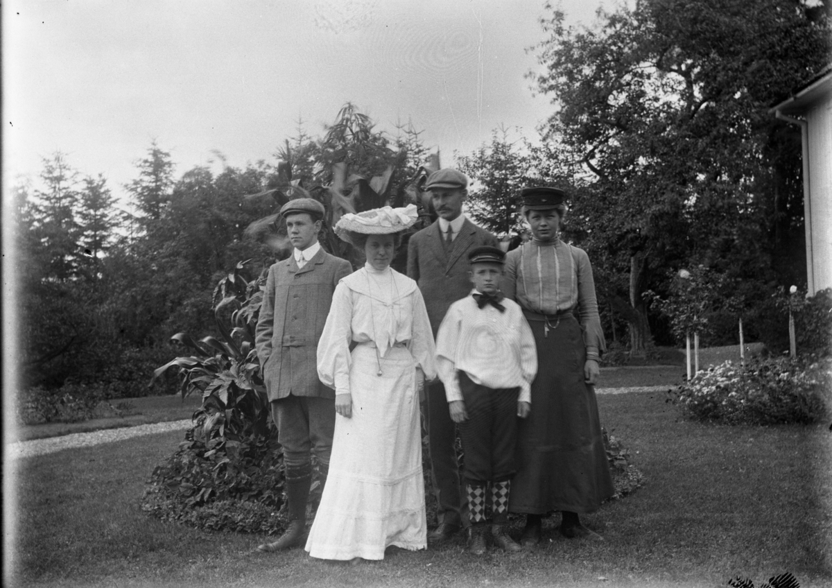 Fotoarkivet etter Gunnar Knudsen. Familien Knudsen i haven utenfor Borgestad gård
