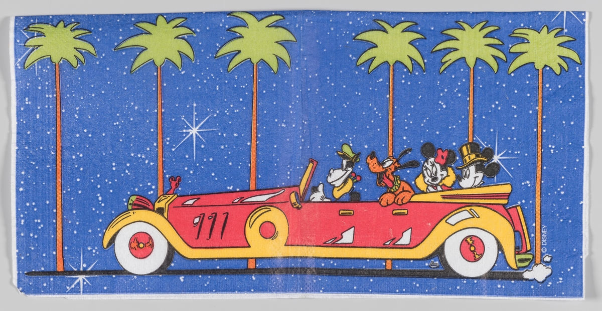 Minni og Mickey Mus og Pluto kjører i en stor åpen bil med sjåfør langs en alle av palmetrær.