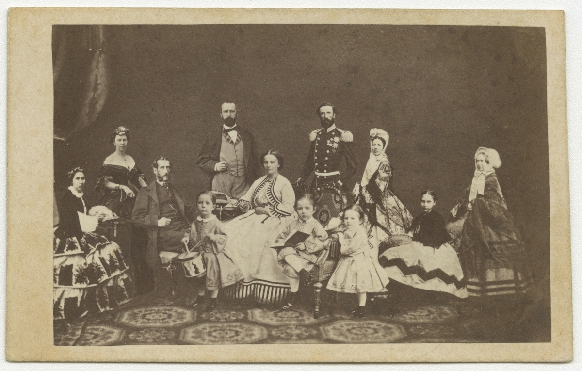 Karl XV och Oscar II med familjer. Fotomontage.