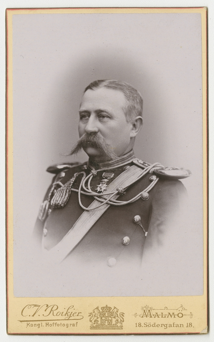 Porträtt av Johan Gustaf Staël von Holstein, major vid Skånska dragonregementet K 6.
Se även bild AMA.0002415, AMA.0007467, AMA.0007545 och AMA.0007577.