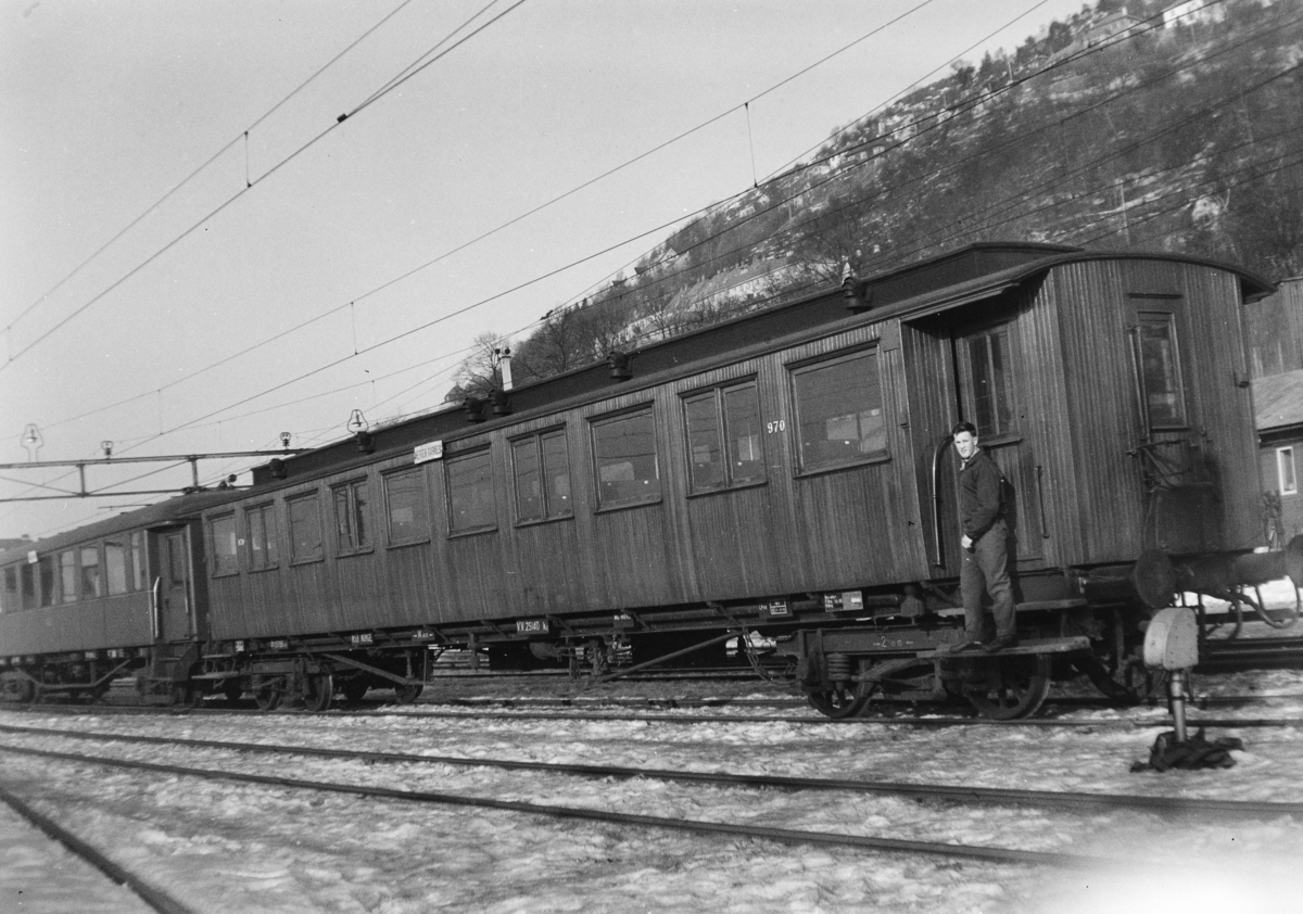 Personvogn for lokaltrafikk litra Bo4b type 3 nr. 970 på Bergen stasjon.