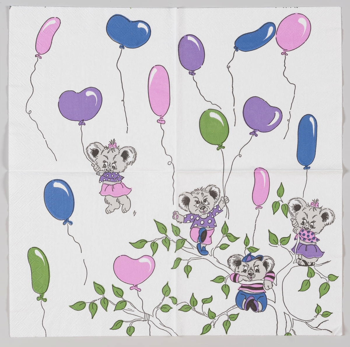 Fire teddybjørner som svever og står øverst i kronen på et tre omgitt av ballonger.
