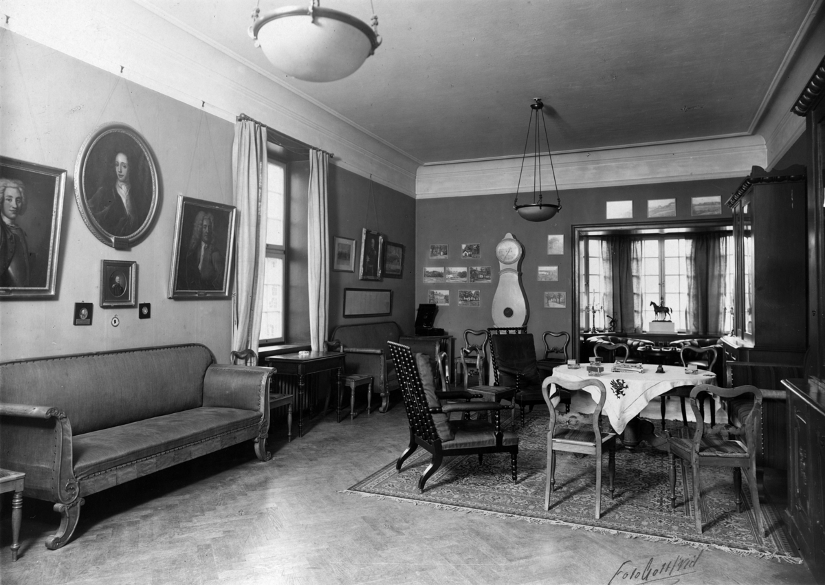 Biblioteket mot kaserngården. Bedömt 1920–30-tal.
Lägg märke till den akustiska resegrammofonen i bortre vänstra hörnet.