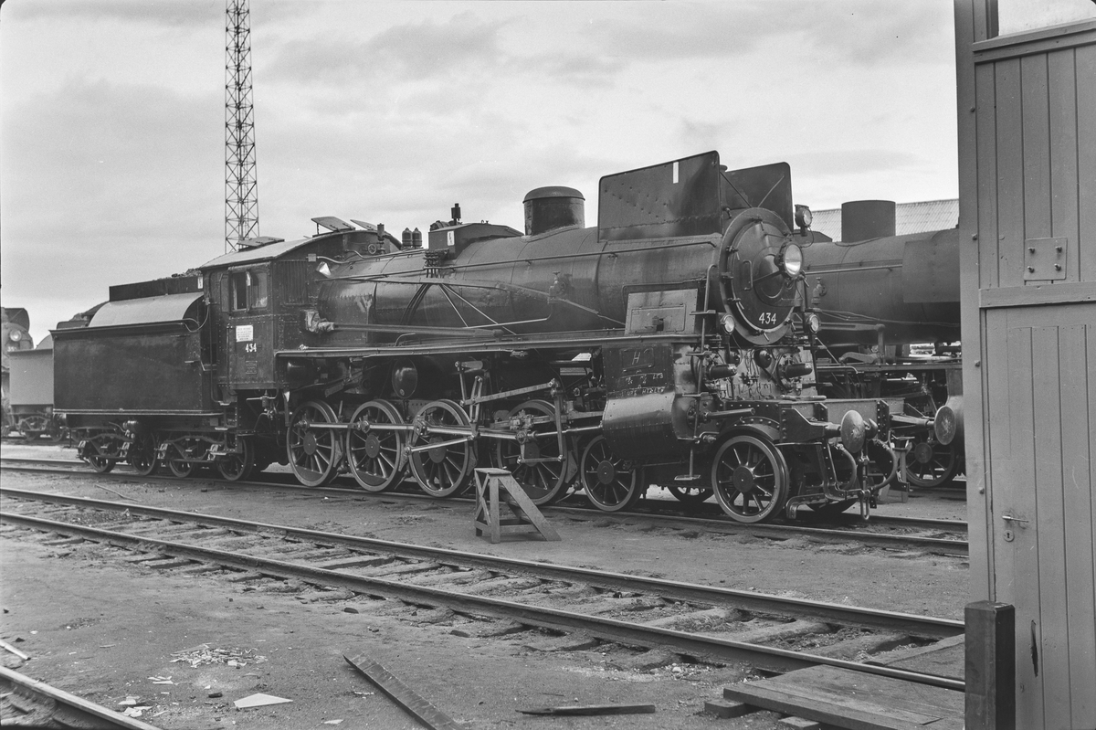 Damplokomotiv type 26c nr. 434 ved lokomotivstallen på Marienborg. Lokomotivet er nylig revidert.