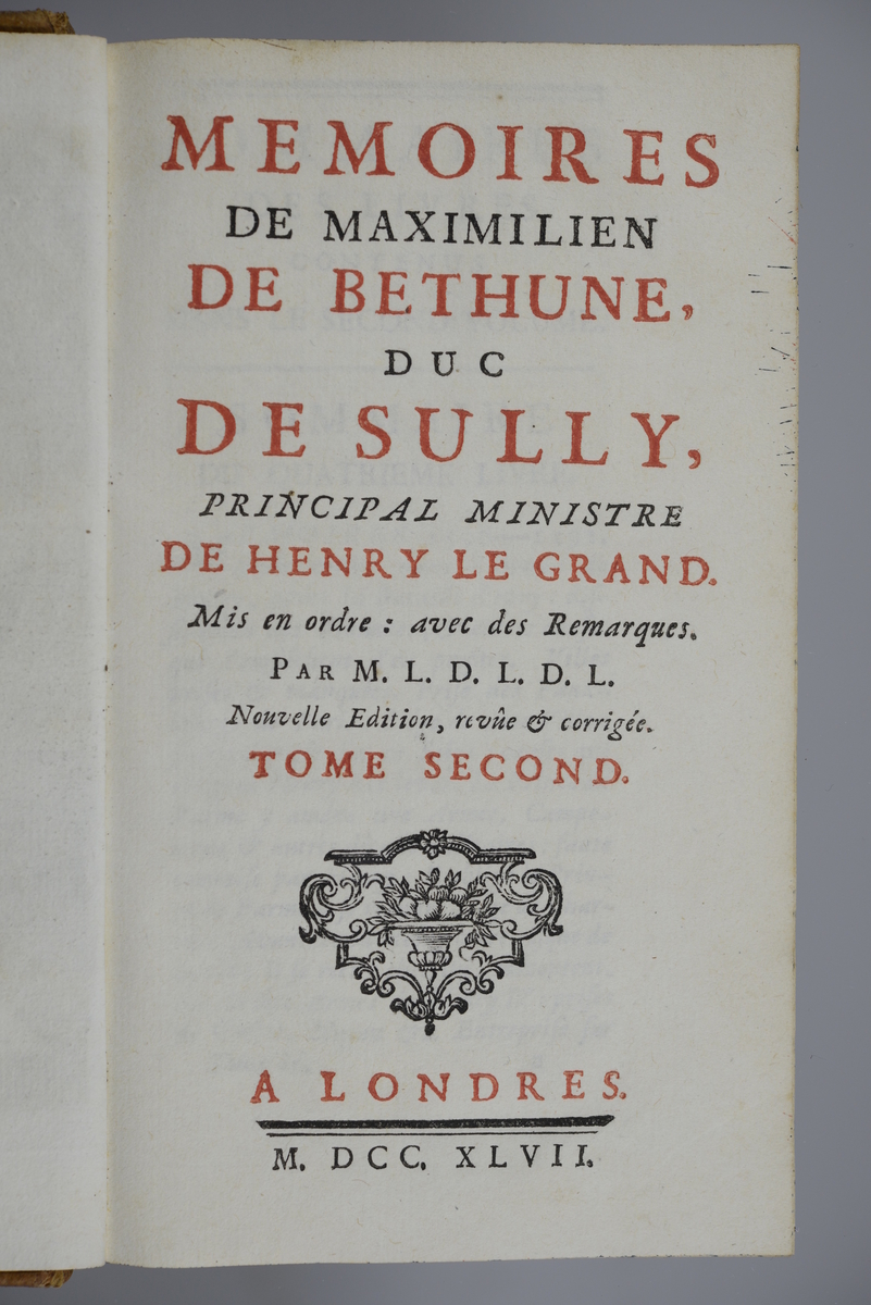 Bok, halvfranskt band, "Mémoires de Maximilien de Béthune, Duc de Sully..." del 2, skriven av Pierre de Mathurin, tryckt i London 1747.
Band med stänkt papper, blindpressad rygg i fyra upphöjda bind, titelfält med blindpressad, guldpräglad titel, fält med volymens nummer samt påklistrad pappersetikett. Med stänkt snitt.