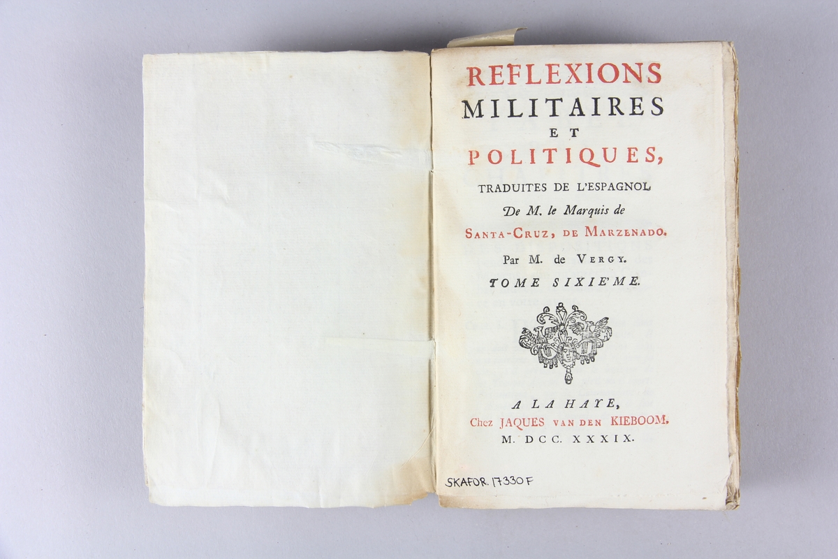 Bok, häftad, "Réflexions militaires et politiques", del 6. Pärmar av marmorerat papper, oskuret snitt. Etikett med titel och samlingsnummer på ryggen. Ej uppskuren.