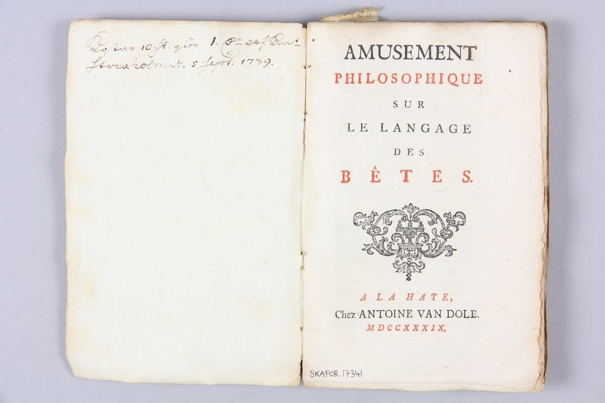 Bok, "Amusements philosophique sur le langage des bêtes", tryckt i Haag 1739.
Pärmen klädd med marmorerat papper, oskurna snitt. På ryggen klistrade pappersetiketter med titel, oläslig, och samlingsnummer. Anteckning om inköp på pärmens insida.