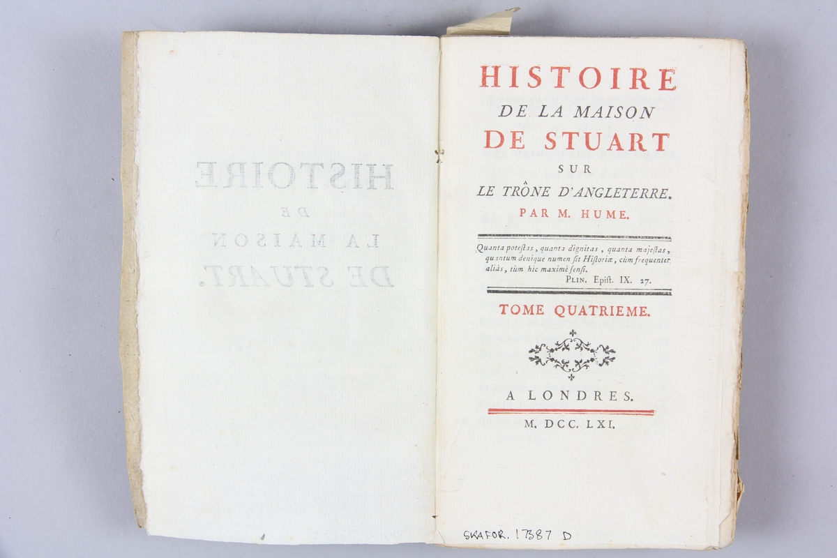 Bok "Histoire de la maison de Stuart sur le trône d'Angleterre", del 4, skriven av Hume, tryckt i London 1751.
Pärmar av gråblått papper, oskurna snitt. Blekt rygg med etikett med titel och samlingsnummer.