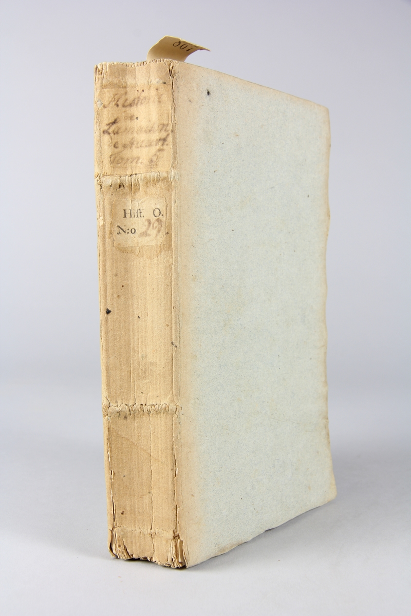 Bok "Histoire de la maison de Stuart sur le trône d'Angleterre", del 5, skriven av Hume, tryckt i London 1751.
Pärmar av gråblått papper, oskurna snitt. Blekt rygg med etikett med titel och samlingsnummer.