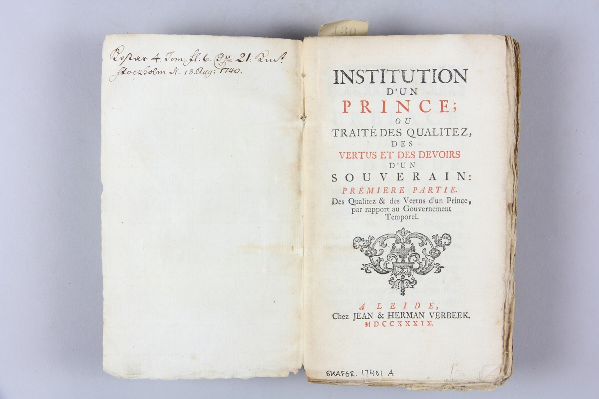 Bok,  "Institution d´un prince", del 1, tryckt 1739 i Leiden. Pärmar av marmorerat papper, blekt rygg med påklistrade etiketter med titel (svårläst) och samlingsnummer. Oskuret snitt. Anteckning om inköp.