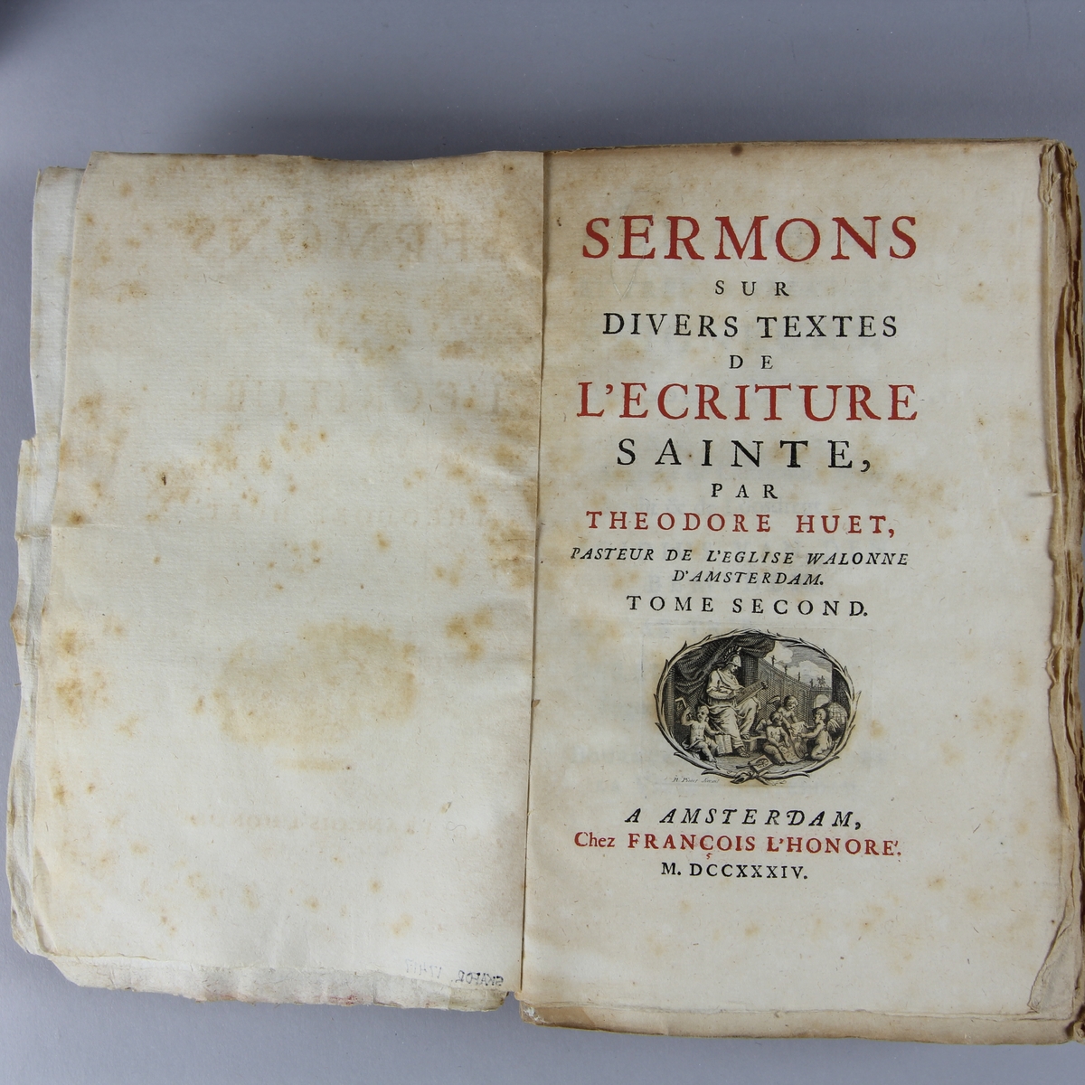 Bok, häftad, "Sermons sur divers textes de l´écriture sainte" del 2.
Pärm av marmorerat papper, oskuret snitt, ej uppsprättad. Skadad etikett på ryggen med oläslig text.