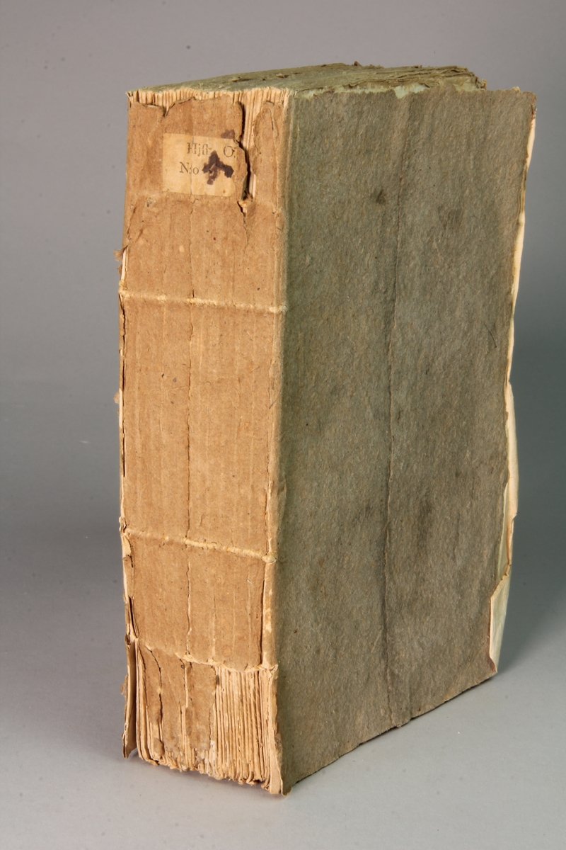 Bok, häftad, "État ou tableau de la ville de Paris.", tryckt 1761 i Paris.
Pärm av gråblått papper, oskurna snitt. På ryggen pappersetikett med samlingsnummer. Anteckning om inköp.