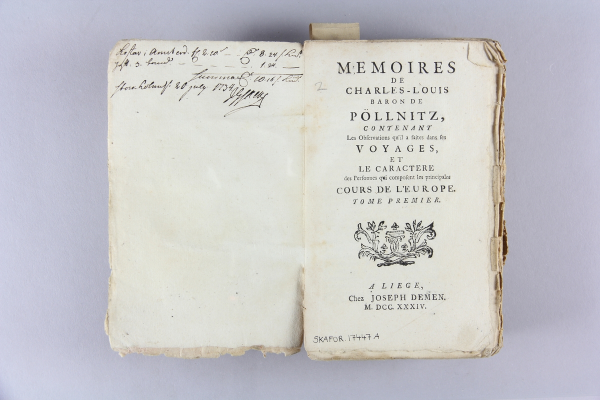 Bok, häftad, "Mémoires de Charles-Louis Baron de Pöllnitz", del 1. Pärm av marmorerat papper, oskuret snitt. Anteckning om inköp.