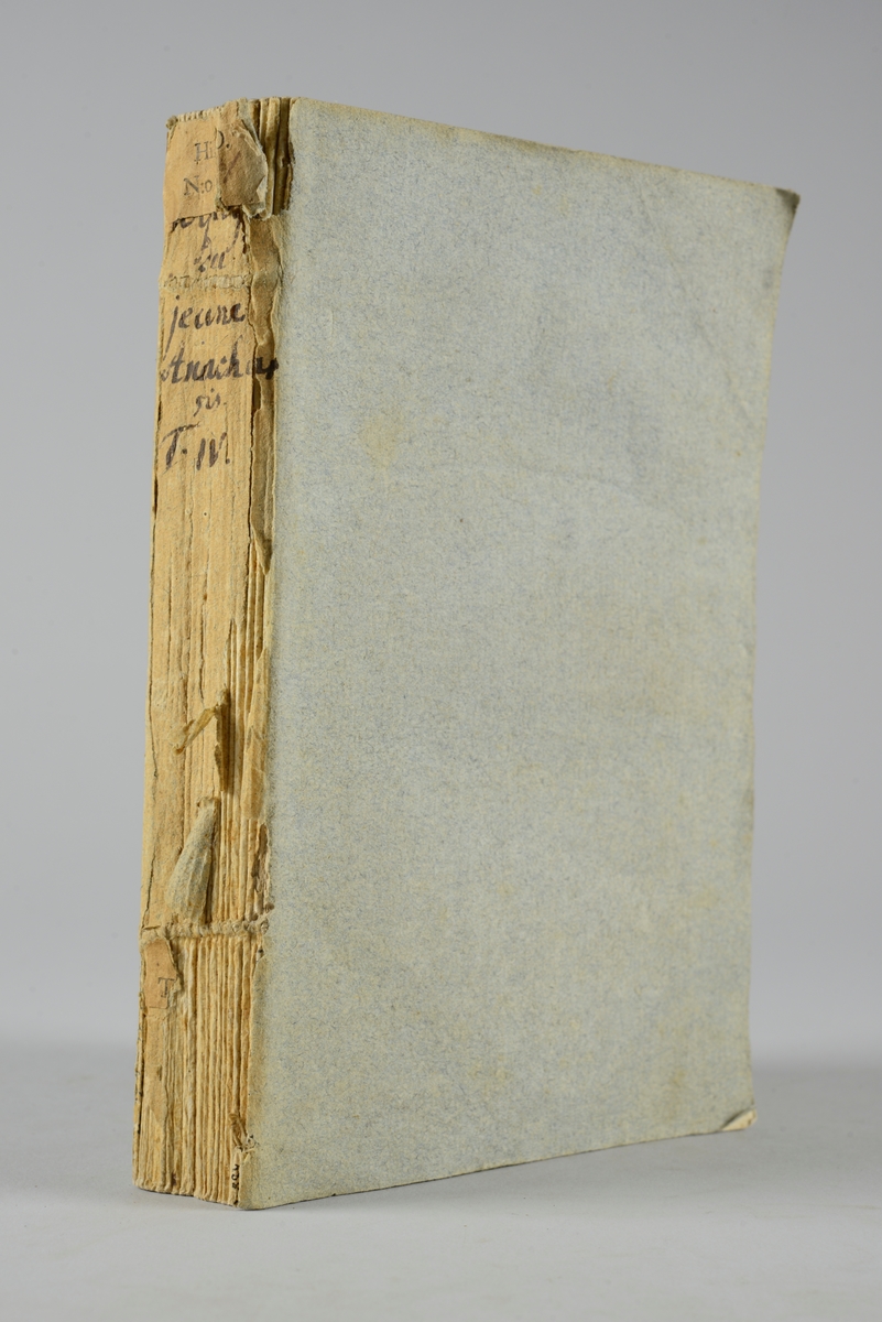 Bok, pappband, "Voyage du jeune Anacharsis en Grèce", del 4, tryckt 1790 i Paris. Pärmar av gråblått papper, på insidan klistrade sidor ur annan bok. Blekt rygg med bokens titel samt etikett med samlingsnummer. Skuret snitt.