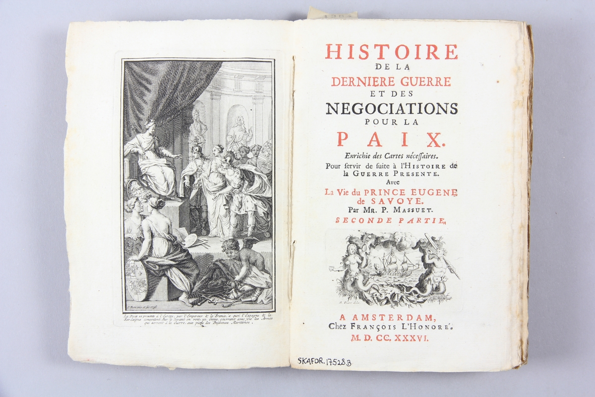 Bok, pappband, "Histoire de la derniere guerre", del 1, tryckt 1736 i Amsterdam. Marmorerade pärmar, blekt rygg med påklistrade etiketter, delvis oläsliga. Oskuret snitt, ej uppskuren. Med kopparstick och kartor.