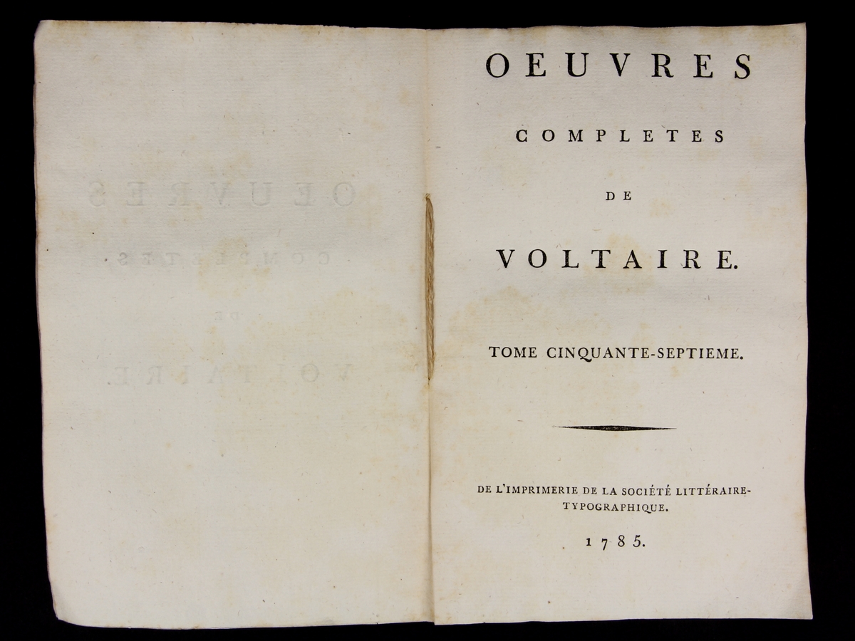 Bok, häftad, "Oeuvres complètes de Voltaire, Receuil de lettres 1761-1762", del 57, tryckt 1785.
Pärm av gråblått papper, insidorna med inklistrade sidor ur annan bok, skurna snitt. På ryggen pappersetikett med tryckt text samt volymens namn och nummer. Ryggen blekt.