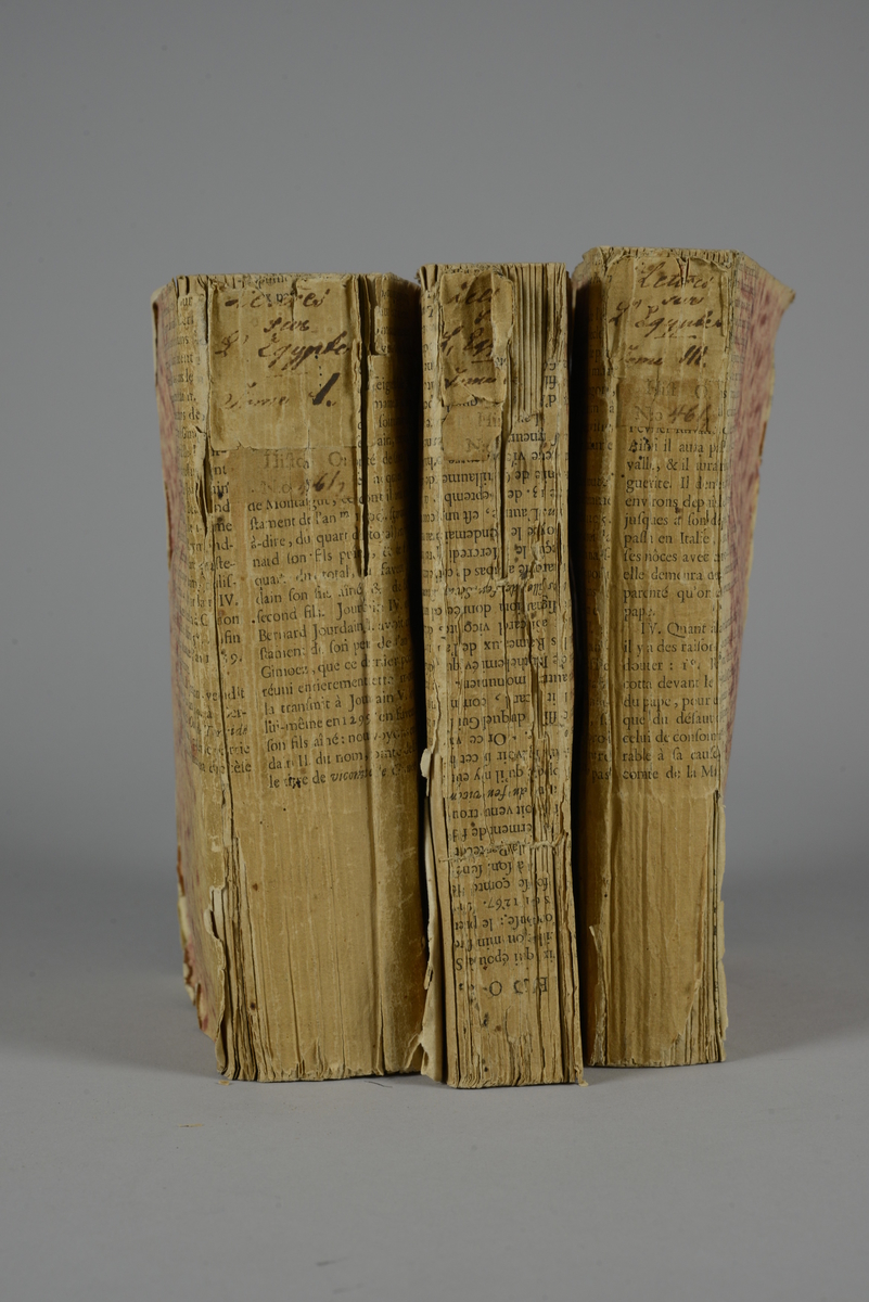 Bokverk, pappband: "Lettres sur l Égypte", del 1-3, skrivet av M. Savary och tryckt i Paris 1786. Pärmar av marmorerat papper, skuret snitt.
