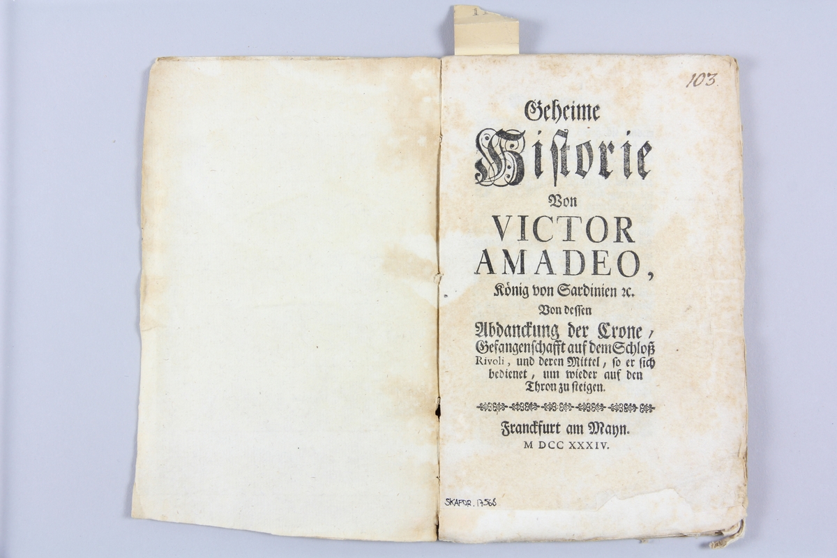 Bok, häftad "Geheime Historie von Victor Amadeo, König von Sardinien", tryckt 1734 i Frankfurt. 
Pärm av marmorerat papper, oskuret snitt. På ryggen etikett med titel och samlingsnummer.