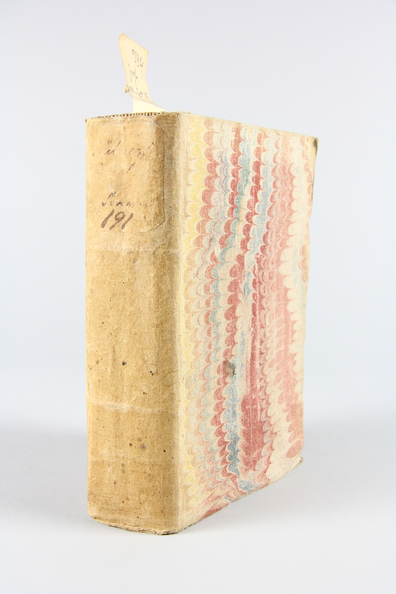 Bok, häftad "Kurtze Fragen aus der Genealogie", skriven av Hübner, tryckt 1737.
Pärm av marmorerat papper, oskuret snitt. På ryggen etikett med  utplånad titel och nummer.