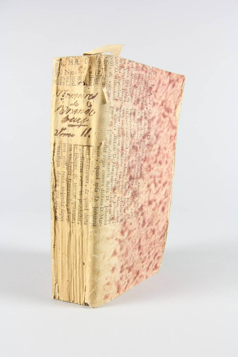Bok, häftad "Mémoires pour servir a l´histoire", del 2, tryckt 1791 i Paris.
Pärmen av rödmarmorerat papper med tryckt text. På ryggen  etikett med titel och samlingsnummer. Skuret snitt.
