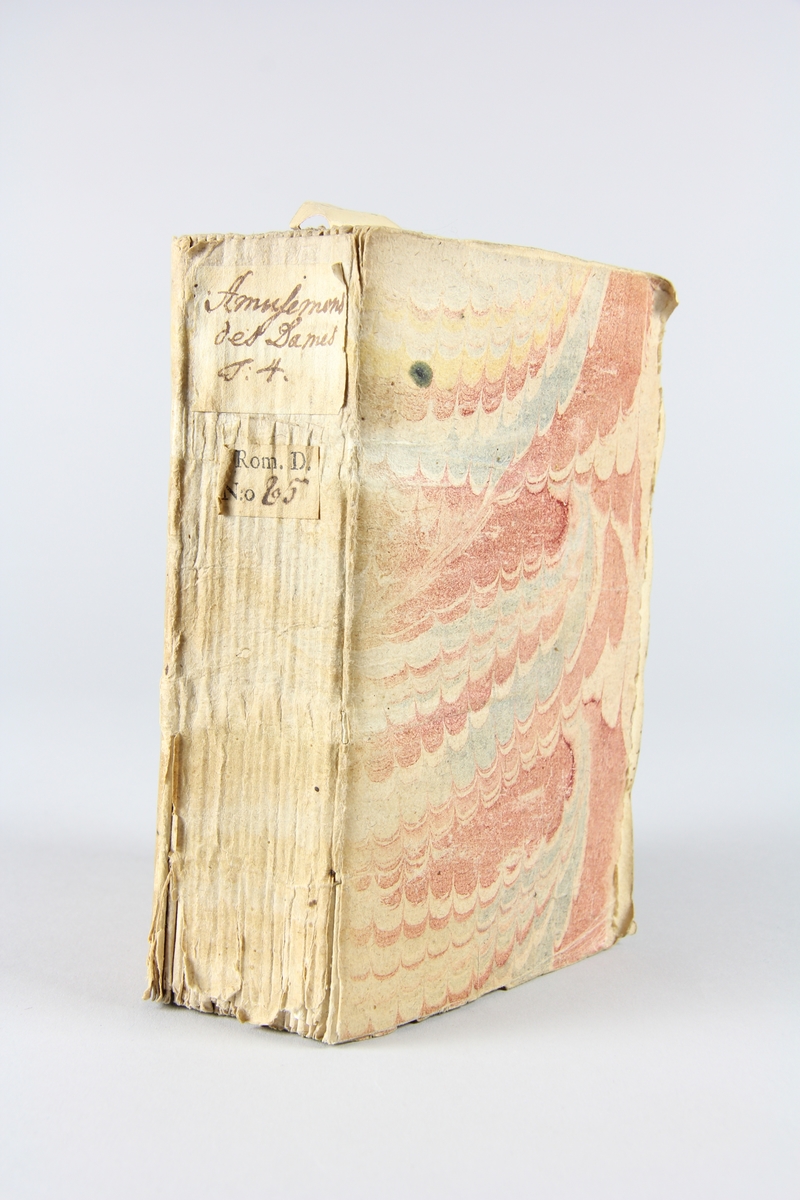 Bok, häftad "Amusemens des dames, ou receuil d´histoires galantes", del 4, tryckt 1741 i Haag.
Pärm av marmorerat papper, oskuret snitt. På ryggen etikett med titel och samlingsnummer.
