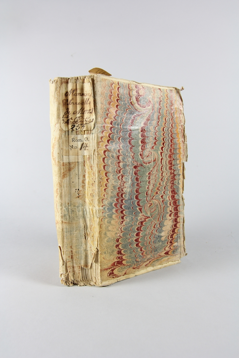 Bok, häftad, "Mémoires d´Anne-Marie de Moras", del1-4, tryckt 1740 i Haag.
Pärm av marmorerat papper, oskuret snitt. Blekt rygg med pappersetikett med volymens namn och samlingsnummer. Anteckning om inköp på pärmens insida.