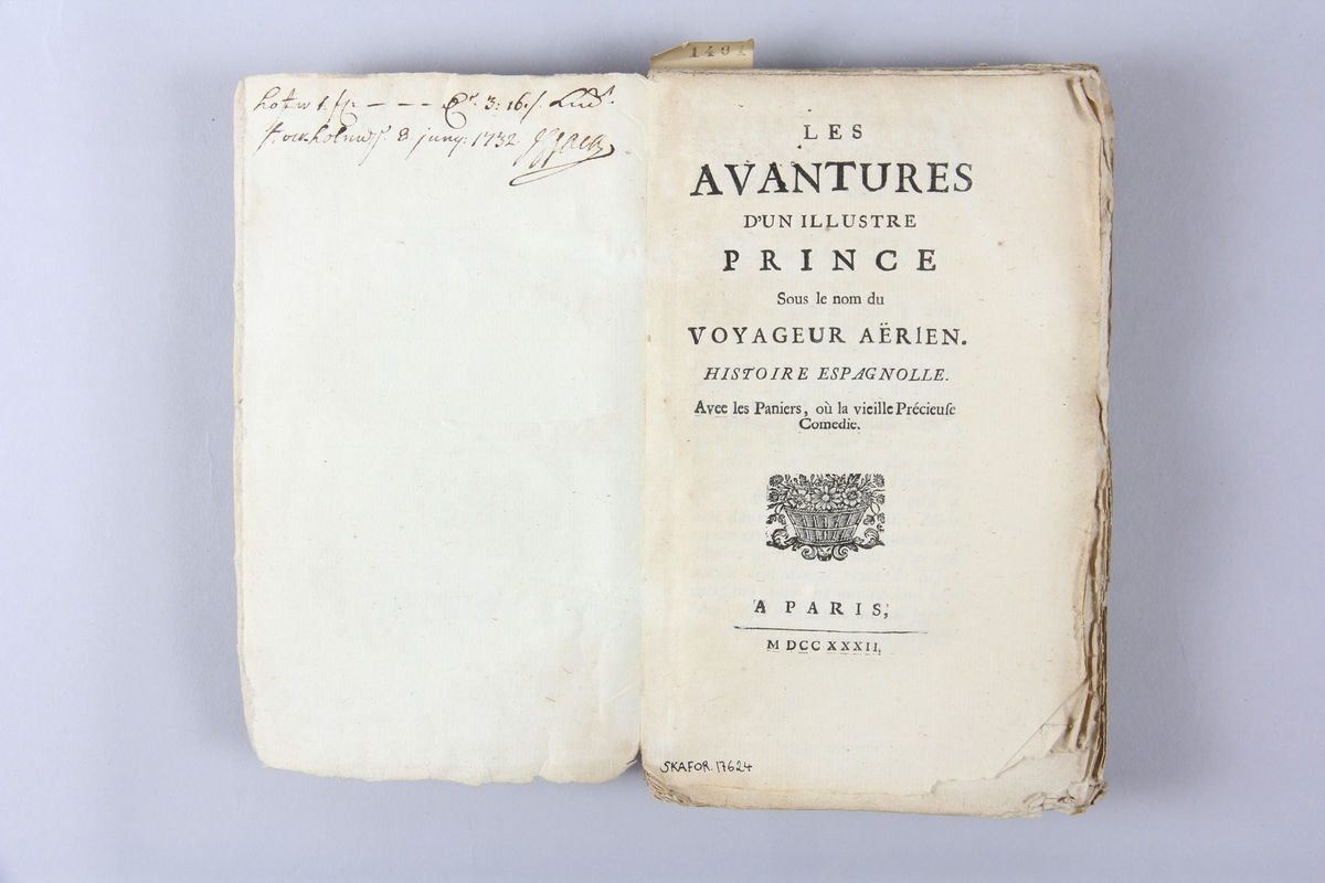 Bok, häftad, "Les avantures d´un illustre prince",tryckt 1732 i Paris.
Pärm av marmorerat papper, oskuret snitt. Blekt rygg med pappersetikett med volymens namn och samlingsnummer. Anteckning om inköp på pärmens insida.