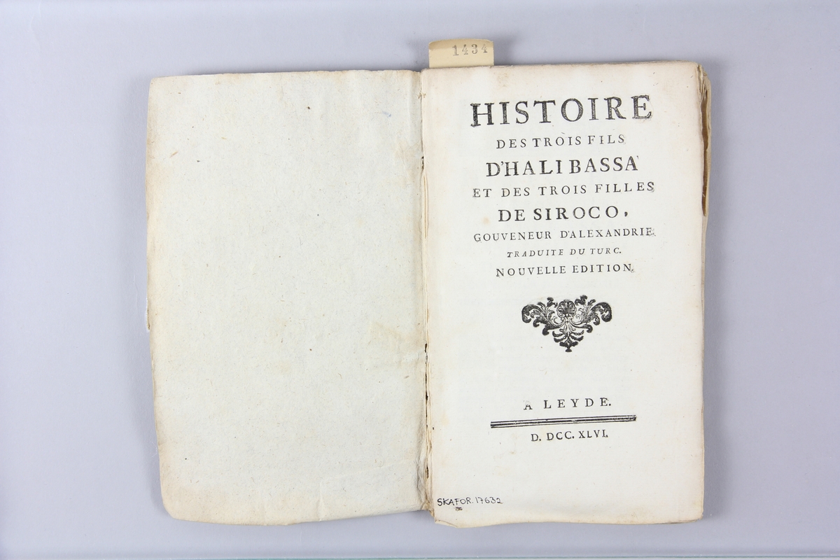 Bok, häftad, "Histoire des trois fils d´Halibassa et des trois filles de Siroco", tryckt 1746 i Lieden. Pärmar av marmorerat papper, blekt rygg, etiketter med bokens titel och samlingsnummer. Oskuret snitt.
