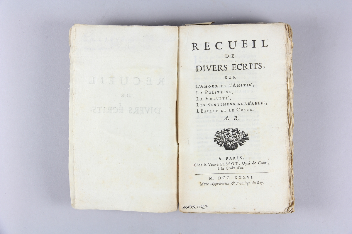 Bok, häftad, "Recueil de divers écrits". Pärmar av marmorerat papper, oskuret snitt. Etiketter med titel och samlingsnummer på ryggen. Anteckning om inköp.
