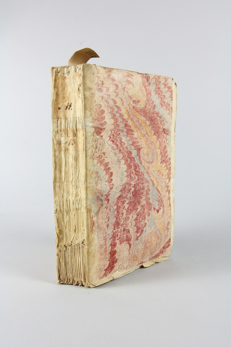 Bok, häftad, "La Lusiade de Camoens", del 2, tryckt 1735 i Paris.
Pärm av marmorerat papper, oskuret snitt.  Blekt rygg med  pappersetikett med volymens titel och samlingsnummer. Illustrationer i koppartryck.