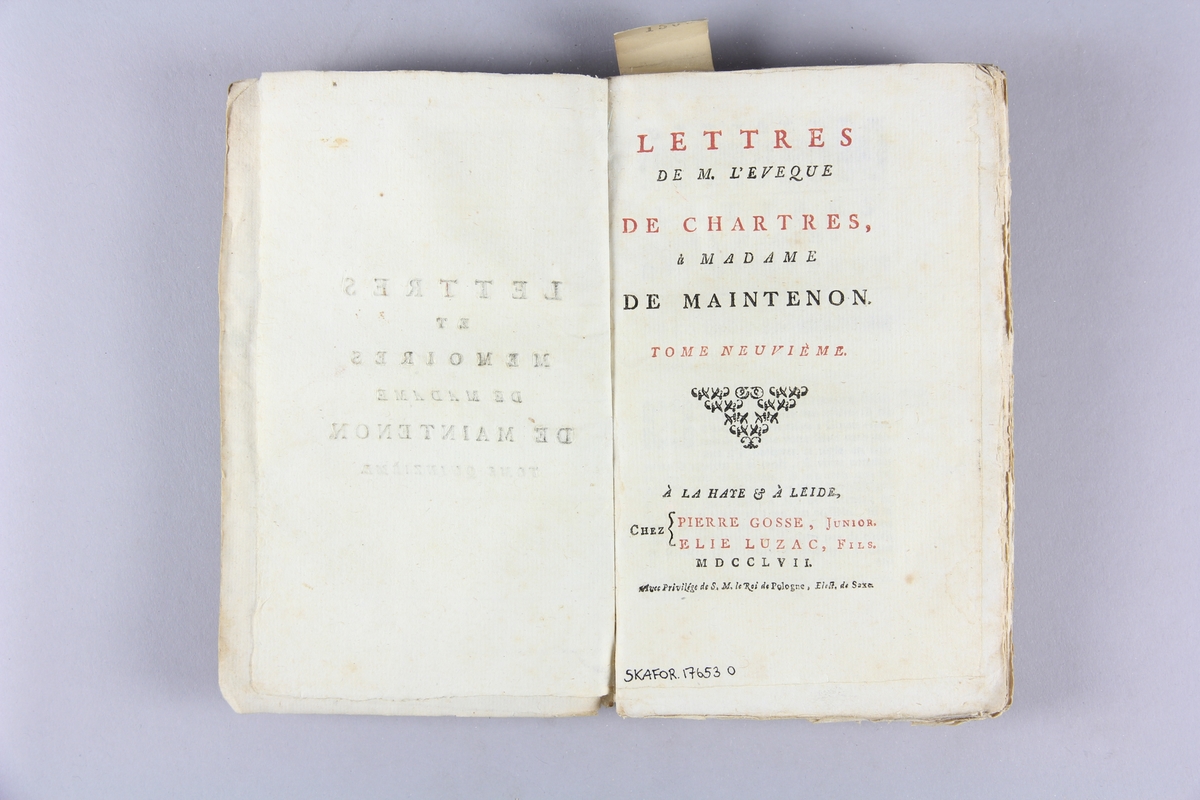 Bok, pappband,"Lettres et mémoires de madame de Maintenon", del 9.  Pärmar av marmorerat papper, oskuret snitt. Etikett med titel och samlingsnummer på ryggen.