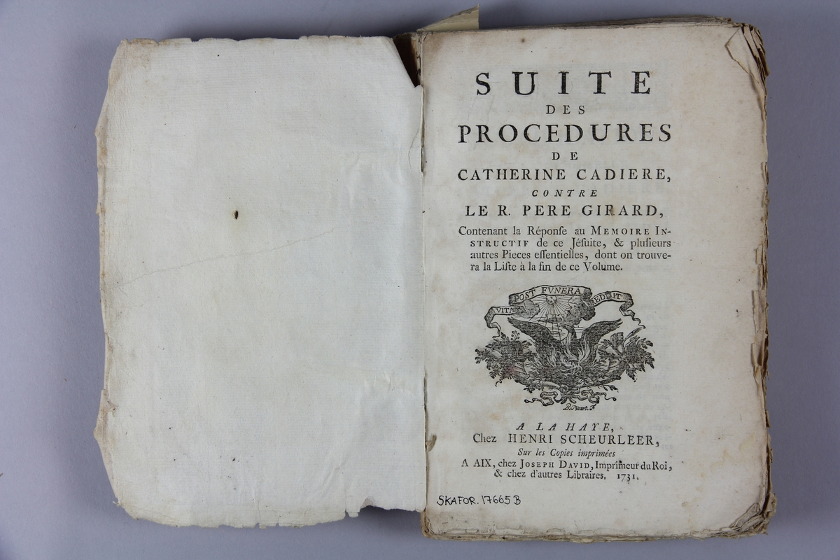 Bok, häftad, "Suite des procedures de Catherine Cadiere contre le R. pere Girard", tryckt 1731 i Haag.
Pärm av marmorerat papper, oskurna snitt. Blekt rygg med etikett med titel och samlingsnummer.