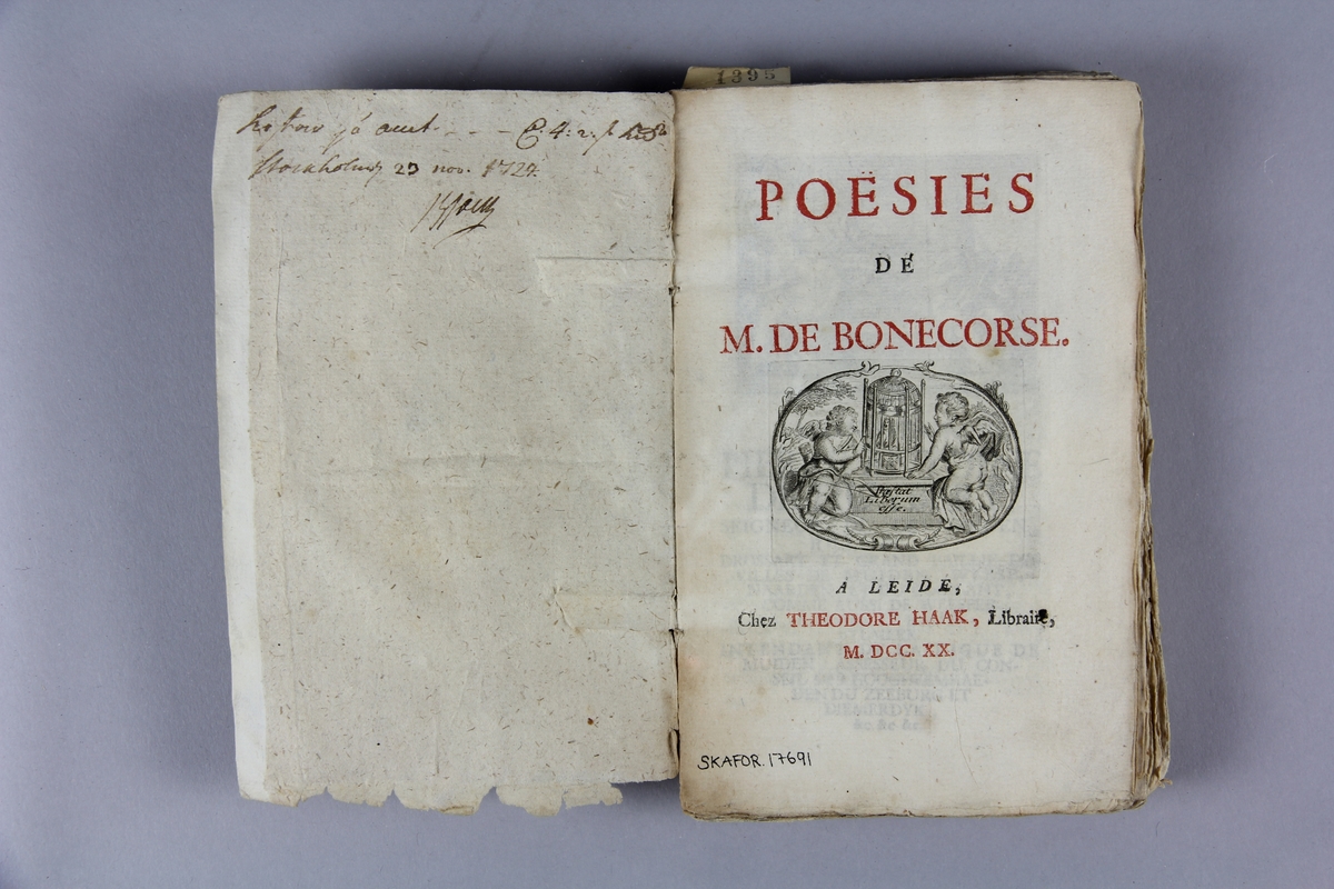 Bok, häftad, "Poésies de M. de Bonecorse", tryckt i Leiden 1720.
Pärm av marmorerat papper, oskurna snitt. På ryggen klistrad pappersetikett med samlingsnummer. Ryggen blekt och skadad. Anteckning om inköp.