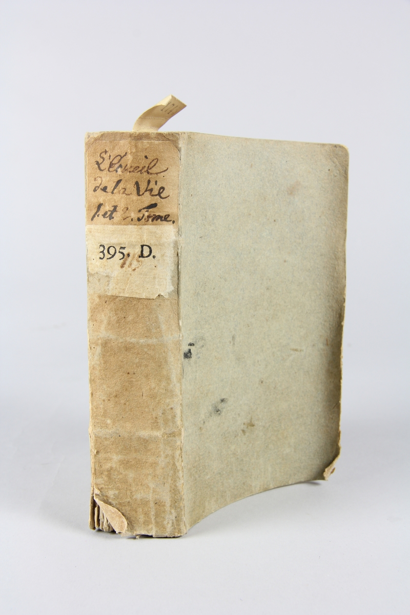 Bok, pappband, "L´eceuil de la vie, ou les amours du chevalier de ***l", del 1-2, tryckt i Frankfurt 1742.
Pärmar av gråblått papper, skurna snitt. På ryggen etiketter med bokens titel och samlingsnummer.