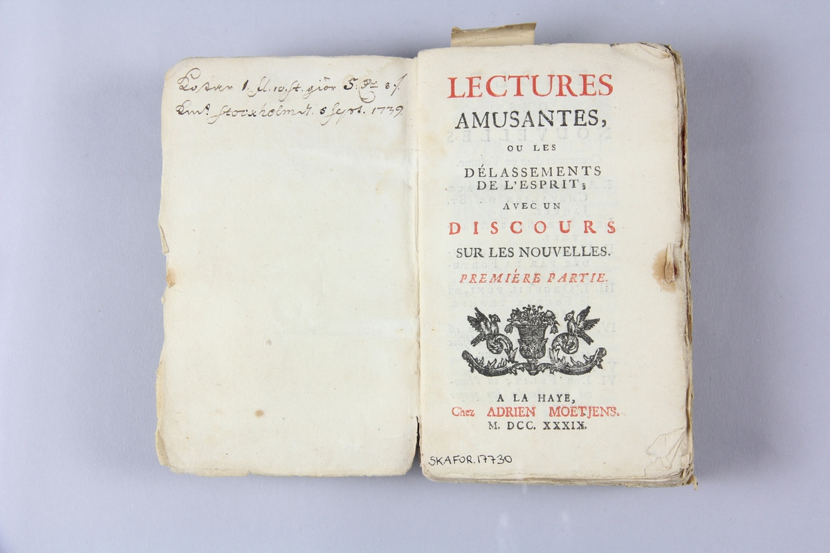 Bok, häftad, "Lectures amusantes, ou les délassements de 
l´esprit", tryckt i Haag 1739.
Pärm av marmorerat papper, oskurna snitt. Ryggen skadad. Anteckning om inköp.