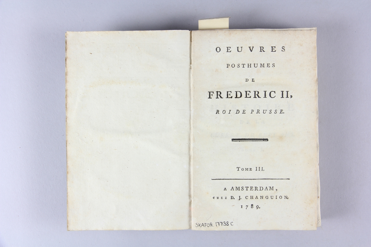 Bok, häftad, "Oeuvres posthumes de Frederic II, roi de Prusse", del 3. Pärmar av grågrön papp, skuret snitt. Samlingsnummer samt etikett med titel.