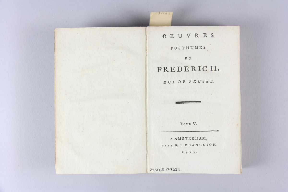 Bok, häftad, "Oeuvres posthumes de Frederic II, roi de Prusse", del 5. Pärmar av grågrön papp, skuret snitt. Samlingsnummer samt etikett med titel.