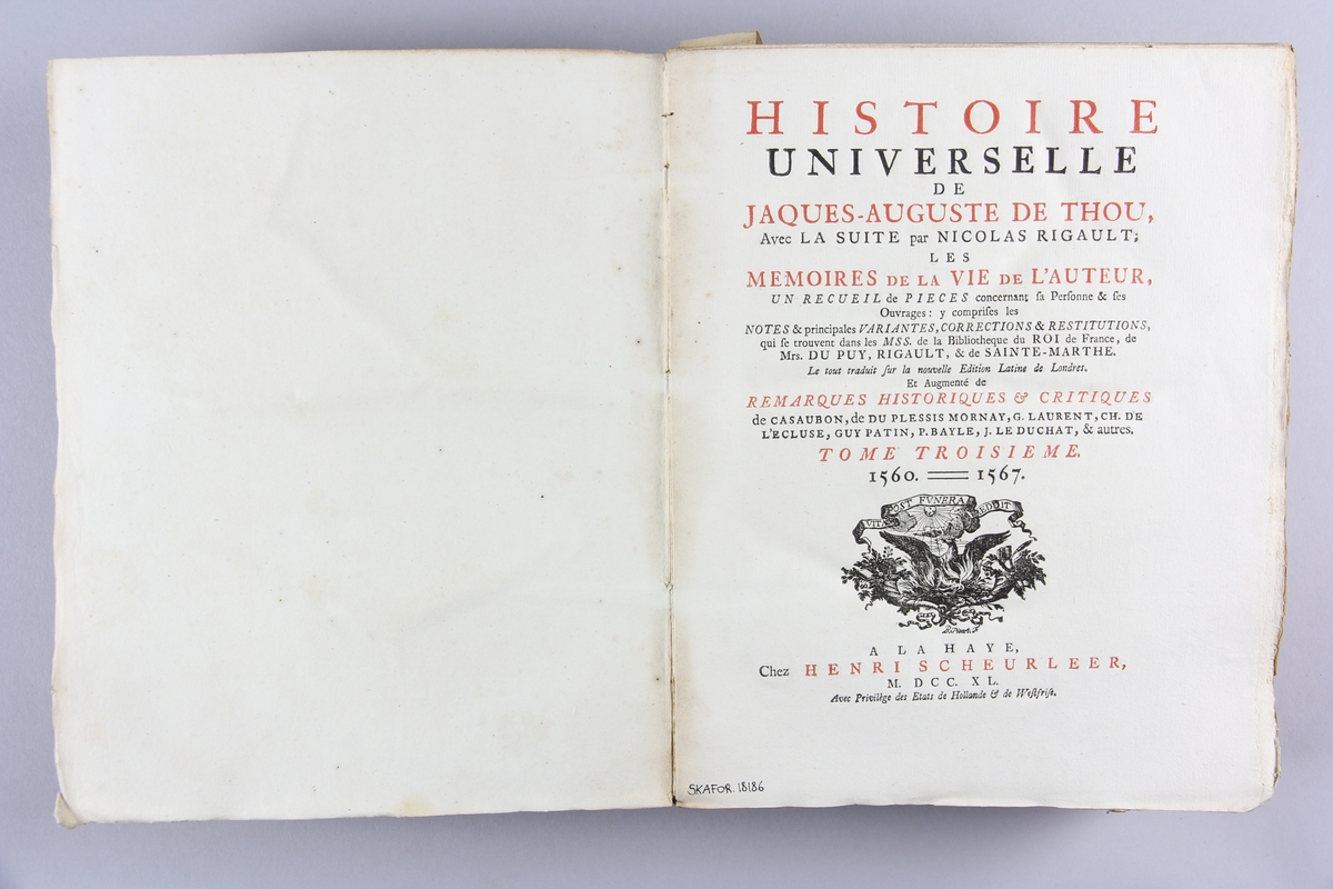 Bok, häftad "Histoire universelle" del 3. Pärmar av marmorerat papper, blekt och skadad rygg. Etikett med samlingsnummer.