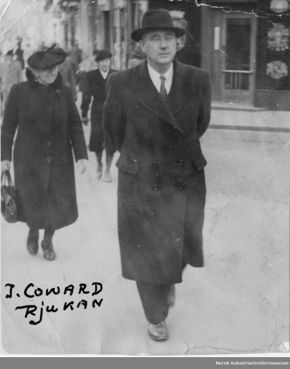 James Coward med hatt og frakk.