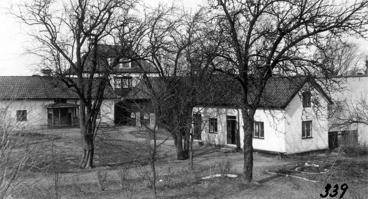 Gamla Klockaregården och Kyrkvaktarbostället.Början av 1900-talet.
