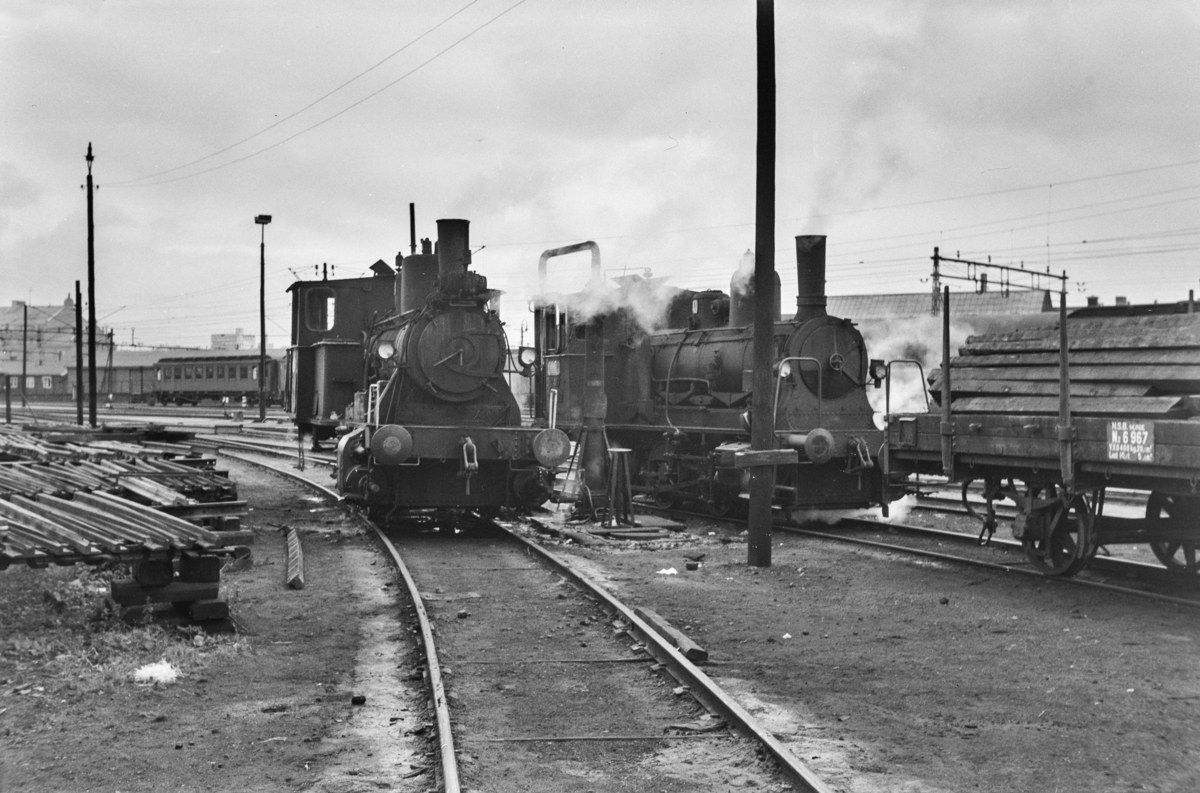 Damplokomotiv type 25d nr. 421 og 25e nr. 487 i skiftetjeneste på Oslo Østbanestasjon.