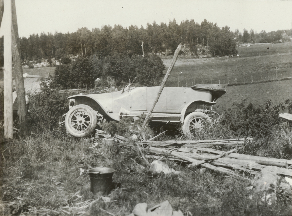 Text i fotoalbum: "Automobilolyckan 7/6 1921 invid Kristineholm norr on Rimbo".