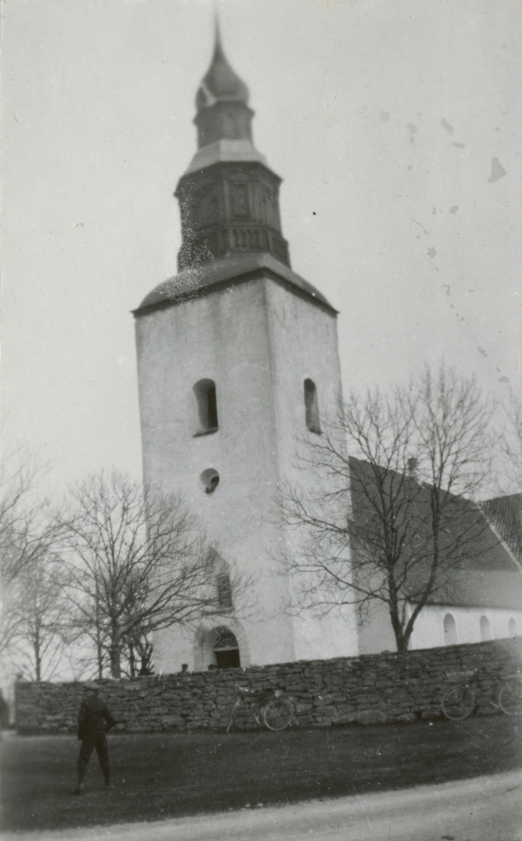 Text i fotoalbum: "Nationalbeväring och lottor å Fårö 13/5 1928".