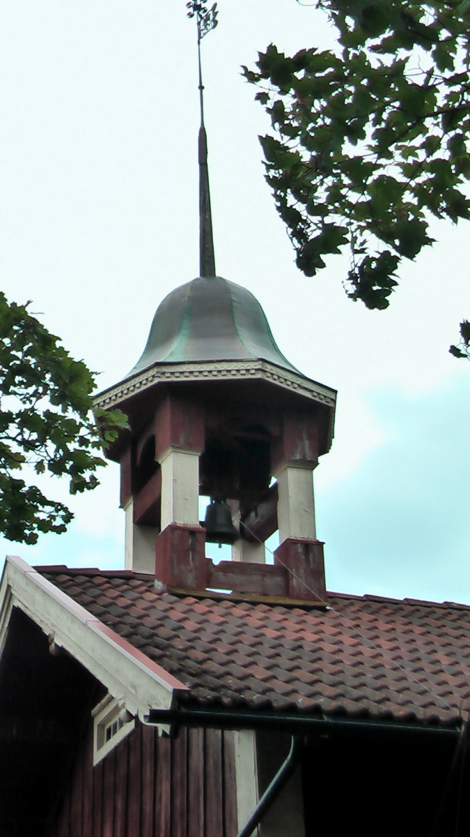 Klokketårnet på Ringsaker lille  står på stabburet og har hjelmformet tak. Tårnet har ellers klassisistisk ornamentikk. Stabburet som klokketårnet står på er bygd ca. 1770, men nåværende klokketårn kom opp i 1850.  Værhanen bærer initialene «L.J. 1850» - for Lars Jensen, daværende eier av gården.