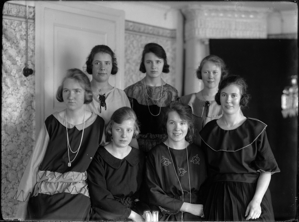 Gruppbild med sju unga kvinnor. I översta raden, längst till höger står Lilly Johansson och näst längst till höger på raden under sitter Lisa (efternamn okänt).